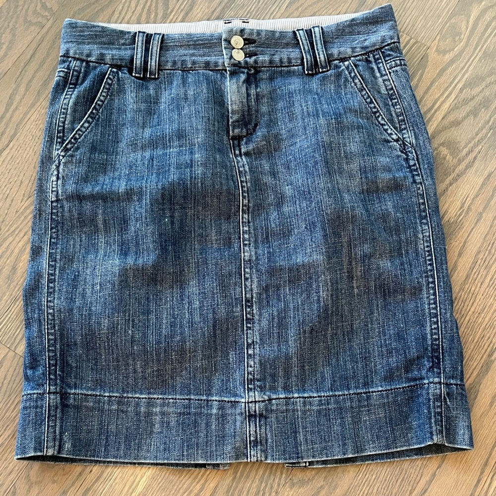 Fun Gap pencil denim skirt!  Stretchy and adorable